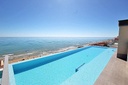 Objavte tento ohromujúci penthouse v exkluzívnej oblasti Guardamar Playa, len 20 metrov od mora. So súpisnou podlahovou