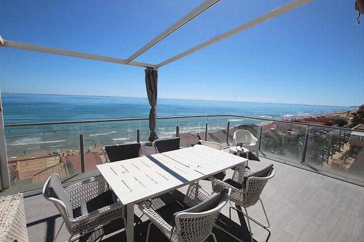 Objavte tento ohromujúci penthouse v exkluzívnej oblasti Guardamar Playa, len 20 metrov od mora. So súpisnou podlahovou