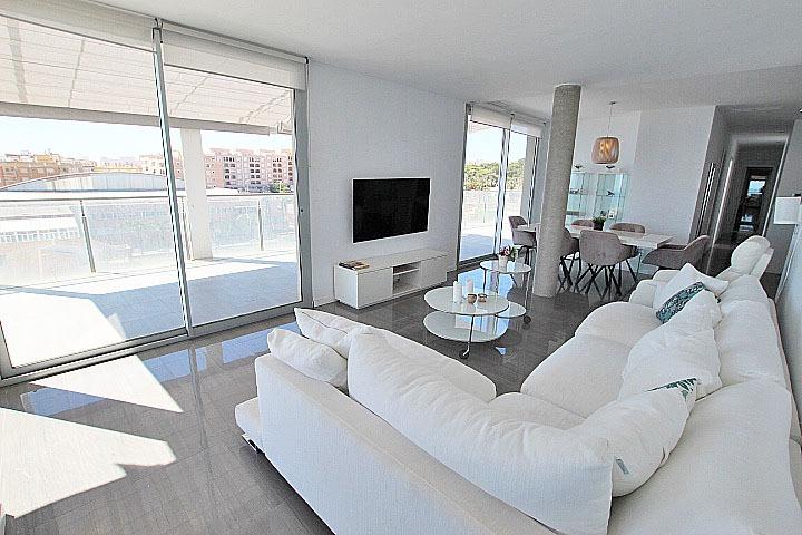 Objavte tento ohromujúci penthouse v exkluzívnej oblasti Guardamar Playa, len 20 metrov od mora. So súpisnou podlahovou