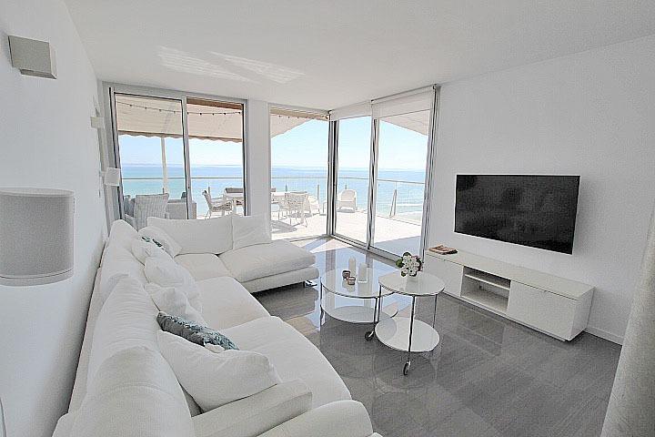 Objavte tento ohromujúci penthouse v exkluzívnej oblasti Guardamar Playa, len 20 metrov od mora. So súpisnou podlahovou