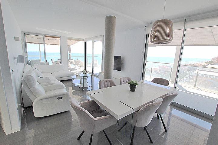 Objavte tento ohromujúci penthouse v exkluzívnej oblasti Guardamar Playa, len 20 metrov od mora. So súpisnou podlahovou