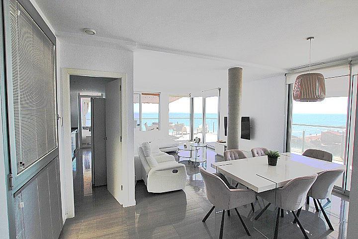 Objavte tento ohromujúci penthouse v exkluzívnej oblasti Guardamar Playa, len 20 metrov od mora. So súpisnou podlahovou