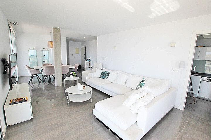 Objavte tento ohromujúci penthouse v exkluzívnej oblasti Guardamar Playa, len 20 metrov od mora. So súpisnou podlahovou
