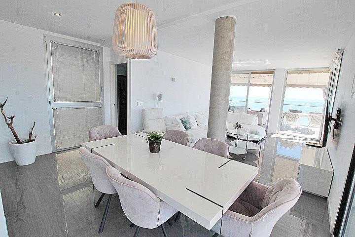 Objavte tento ohromujúci penthouse v exkluzívnej oblasti Guardamar Playa, len 20 metrov od mora. So súpisnou podlahovou