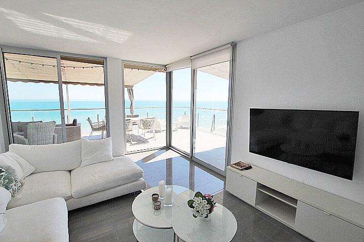 Objavte tento ohromujúci penthouse v exkluzívnej oblasti Guardamar Playa, len 20 metrov od mora. So súpisnou podlahovou