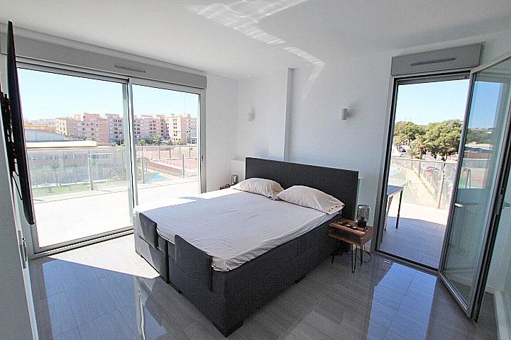 Objavte tento ohromujúci penthouse v exkluzívnej oblasti Guardamar Playa, len 20 metrov od mora. So súpisnou podlahovou