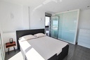 Objavte tento ohromujúci penthouse v exkluzívnej oblasti Guardamar Playa, len 20 metrov od mora. So súpisnou podlahovou