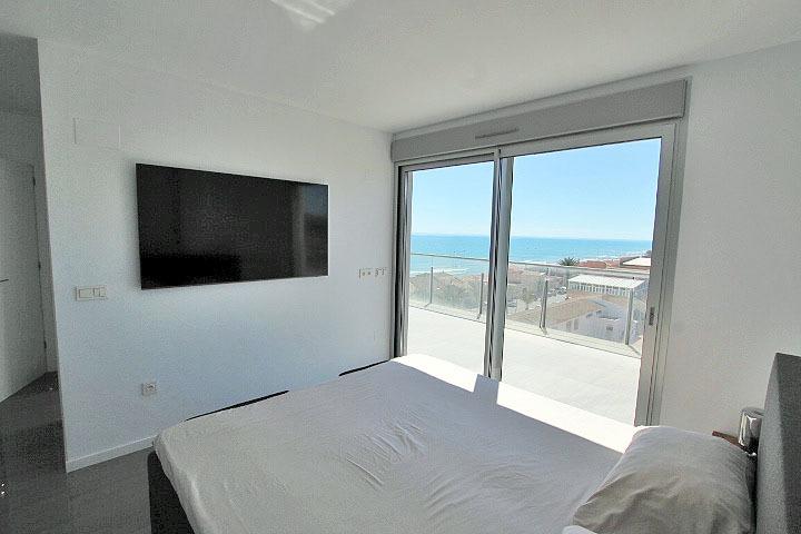 Objavte tento ohromujúci penthouse v exkluzívnej oblasti Guardamar Playa, len 20 metrov od mora. So súpisnou podlahovou