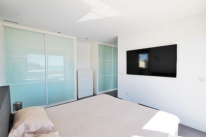 Objavte tento ohromujúci penthouse v exkluzívnej oblasti Guardamar Playa, len 20 metrov od mora. So súpisnou podlahovou
