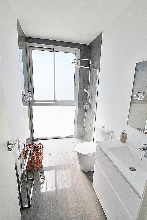Objavte tento ohromujúci penthouse v exkluzívnej oblasti Guardamar Playa, len 20 metrov od mora. So súpisnou podlahovou