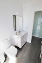 Objavte tento ohromujúci penthouse v exkluzívnej oblasti Guardamar Playa, len 20 metrov od mora. So súpisnou podlahovou