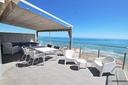 Objavte tento ohromujúci penthouse v exkluzívnej oblasti Guardamar Playa, len 20 metrov od mora. So súpisnou podlahovou
