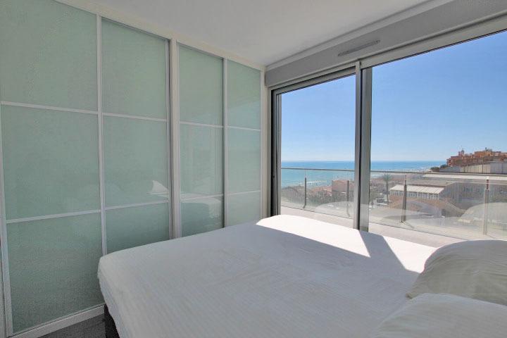 Objavte tento ohromujúci penthouse v exkluzívnej oblasti Guardamar Playa, len 20 metrov od mora. So súpisnou podlahovou