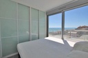 Objavte tento ohromujúci penthouse v exkluzívnej oblasti Guardamar Playa, len 20 metrov od mora. So súpisnou podlahovou