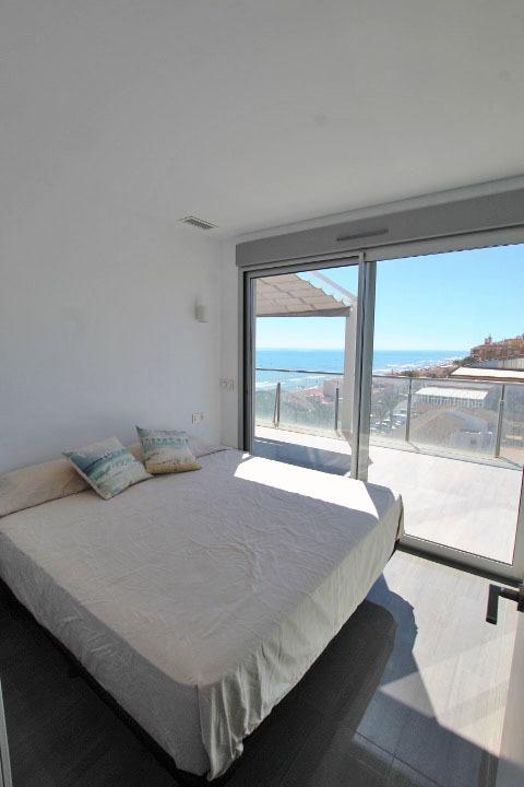 Objavte tento ohromujúci penthouse v exkluzívnej oblasti Guardamar Playa, len 20 metrov od mora. So súpisnou podlahovou