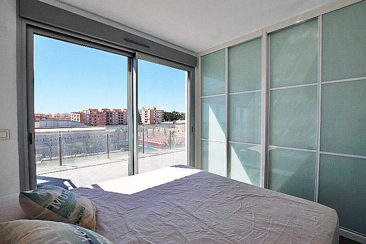 Objavte tento ohromujúci penthouse v exkluzívnej oblasti Guardamar Playa, len 20 metrov od mora. So súpisnou podlahovou