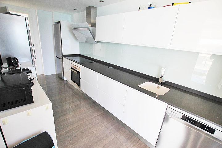 Objavte tento ohromujúci penthouse v exkluzívnej oblasti Guardamar Playa, len 20 metrov od mora. So súpisnou podlahovou