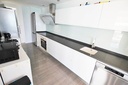 Objavte tento ohromujúci penthouse v exkluzívnej oblasti Guardamar Playa, len 20 metrov od mora. So súpisnou podlahovou