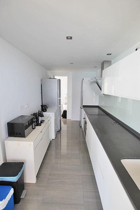 Objavte tento ohromujúci penthouse v exkluzívnej oblasti Guardamar Playa, len 20 metrov od mora. So súpisnou podlahovou