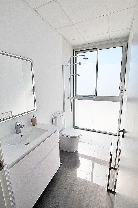 Objavte tento ohromujúci penthouse v exkluzívnej oblasti Guardamar Playa, len 20 metrov od mora. So súpisnou podlahovou