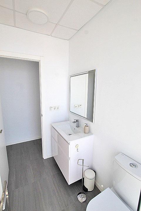 Objavte tento ohromujúci penthouse v exkluzívnej oblasti Guardamar Playa, len 20 metrov od mora. So súpisnou podlahovou