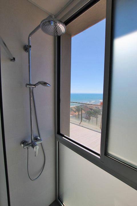 Objavte tento ohromujúci penthouse v exkluzívnej oblasti Guardamar Playa, len 20 metrov od mora. So súpisnou podlahovou