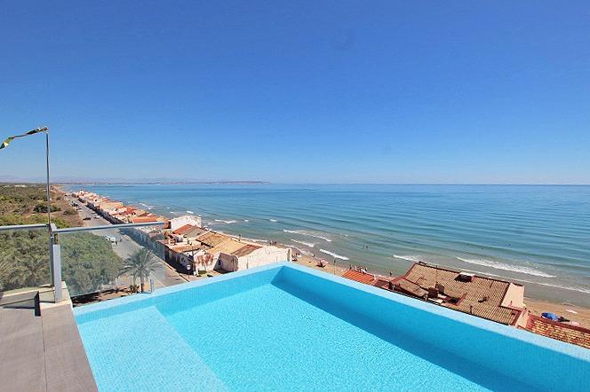 Objavte tento ohromujúci penthouse v exkluzívnej oblasti Guardamar Playa, len 20 metrov od mora. So súpisnou podlahovou