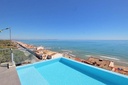 Objavte tento ohromujúci penthouse v exkluzívnej oblasti Guardamar Playa, len 20 metrov od mora. So súpisnou podlahovou