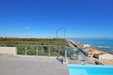 Objavte tento ohromujúci penthouse v exkluzívnej oblasti Guardamar Playa, len 20 metrov od mora. So súpisnou podlahovou