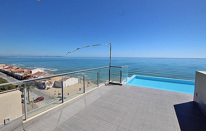 Objavte tento ohromujúci penthouse v exkluzívnej oblasti Guardamar Playa, len 20 metrov od mora. So súpisnou podlahovou