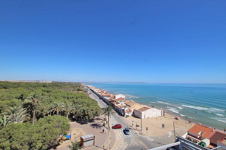Objavte tento ohromujúci penthouse v exkluzívnej oblasti Guardamar Playa, len 20 metrov od mora. So súpisnou podlahovou