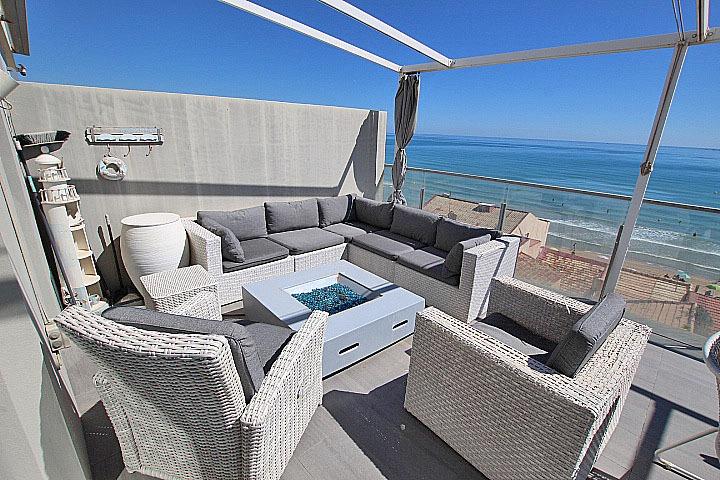 Objavte tento ohromujúci penthouse v exkluzívnej oblasti Guardamar Playa, len 20 metrov od mora. So súpisnou podlahovou
