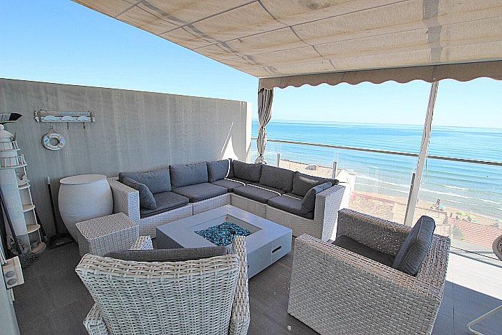 Objavte tento ohromujúci penthouse v exkluzívnej oblasti Guardamar Playa, len 20 metrov od mora. So súpisnou podlahovou