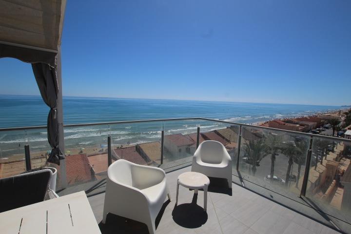 Objavte tento ohromujúci penthouse v exkluzívnej oblasti Guardamar Playa, len 20 metrov od mora. So súpisnou podlahovou