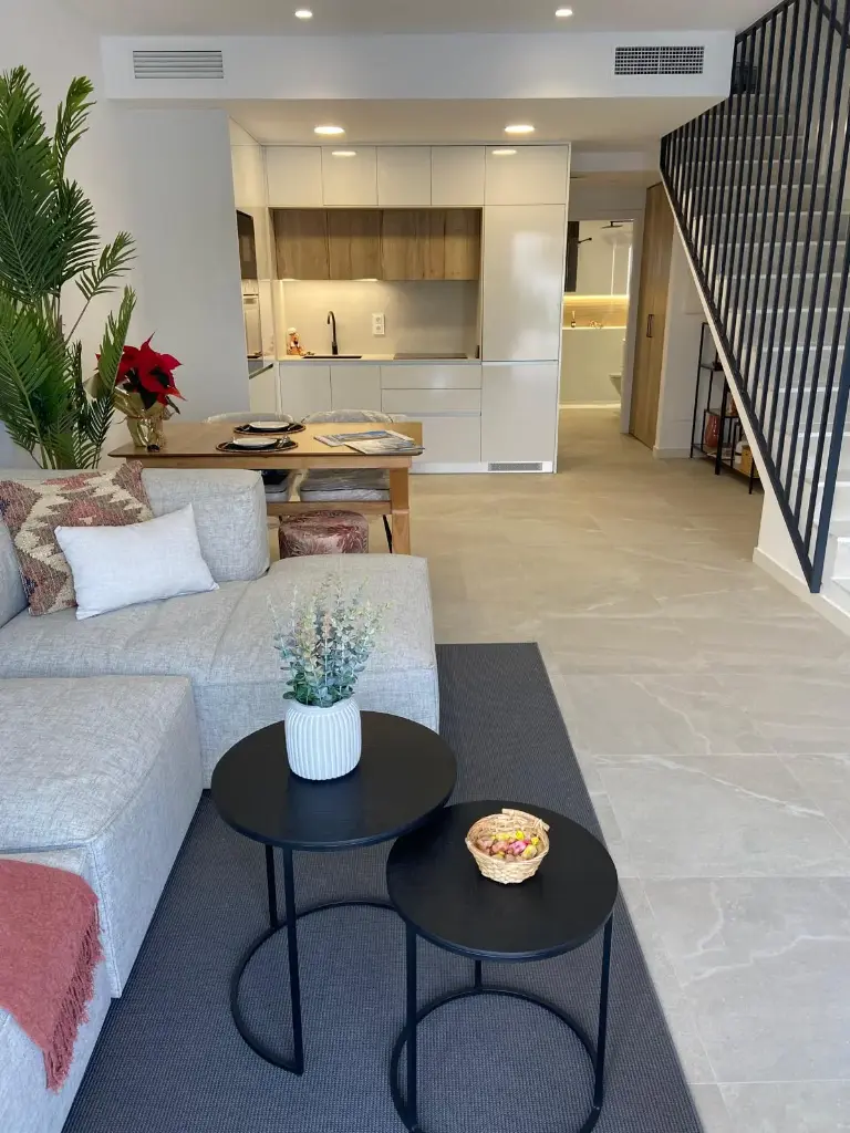 obývacia izba s jedálňou a kuchyňou