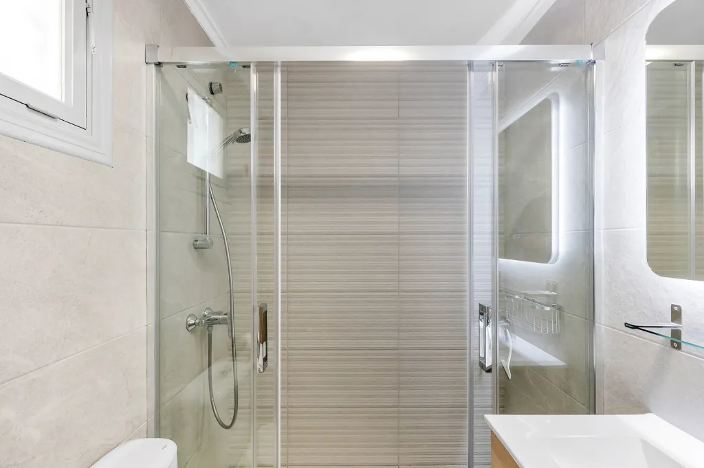 Kúpeľňa s walk-in sprchovacím kútom