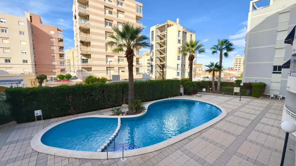 TORREVIEJA - kompletne zrekonštruovaný 2-spálňový byt s bazénom | Nueva Torrevieja | Playa del Cura