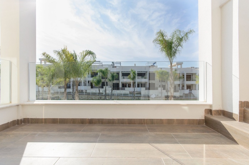 TORREVIEJA – Moderný 3-spálňový bungalow od 330 000 € | Bazén, Terasa, Parkovanie