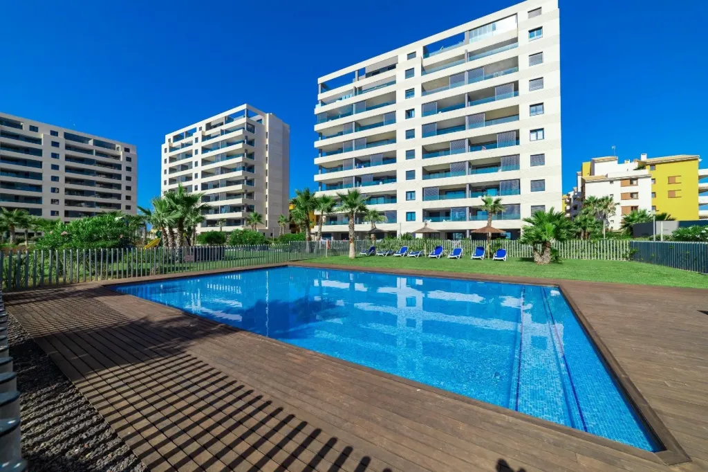 PUNTA PRIMA - Luxusný 2-spálňový apartmán s terasou a výhľadom na more v rezorte