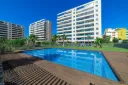 PUNTA PRIMA - Luxusný 2-spálňový apartmán s terasou a výhľadom na more v rezorte
