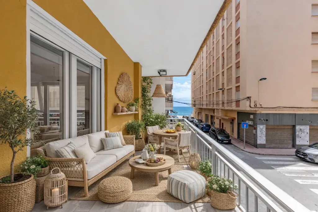 TORREVIEJA - Renovated 3-bedroom apartment with ocean views - Garage included - Just a few steps from the beach - €249,900