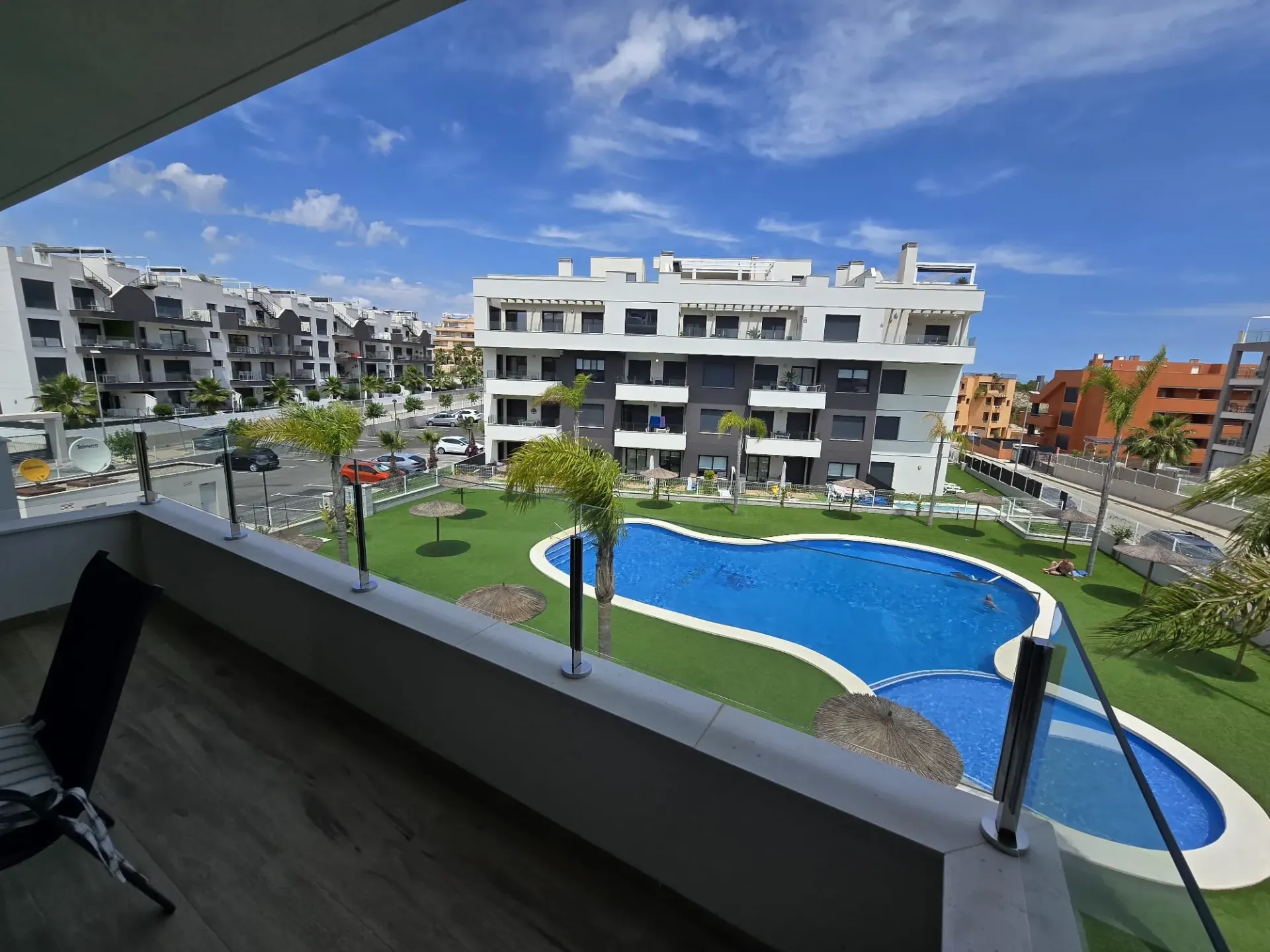 VILLAMARTÍN - Modern 2-bedroom apartment with a terrace and pool in the prestigious Costa Blanca golf resort