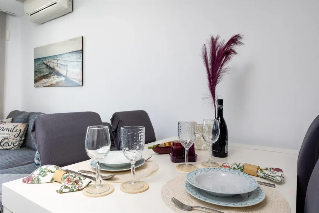 TORREVIEJA – apartmán v centre – kompletne zrekonštruovaný, s parkovacím miestom a terasou | 62 m²