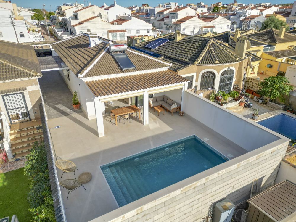 TORREVIEJA – 3-bedroom villa from 459 000 € | Pool, Terrace, Parking