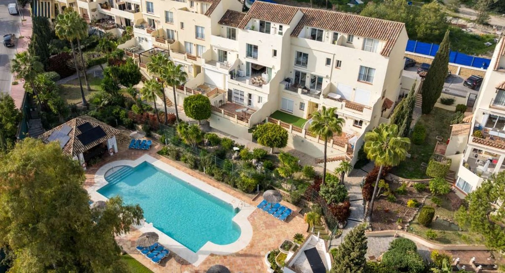 [second:35-467-11-767] MARBELLA CENTRE – Luxuriöses 3-Schlafzimmer-Reihenhaus ab 850 000 € | Garten, Golf, Inland