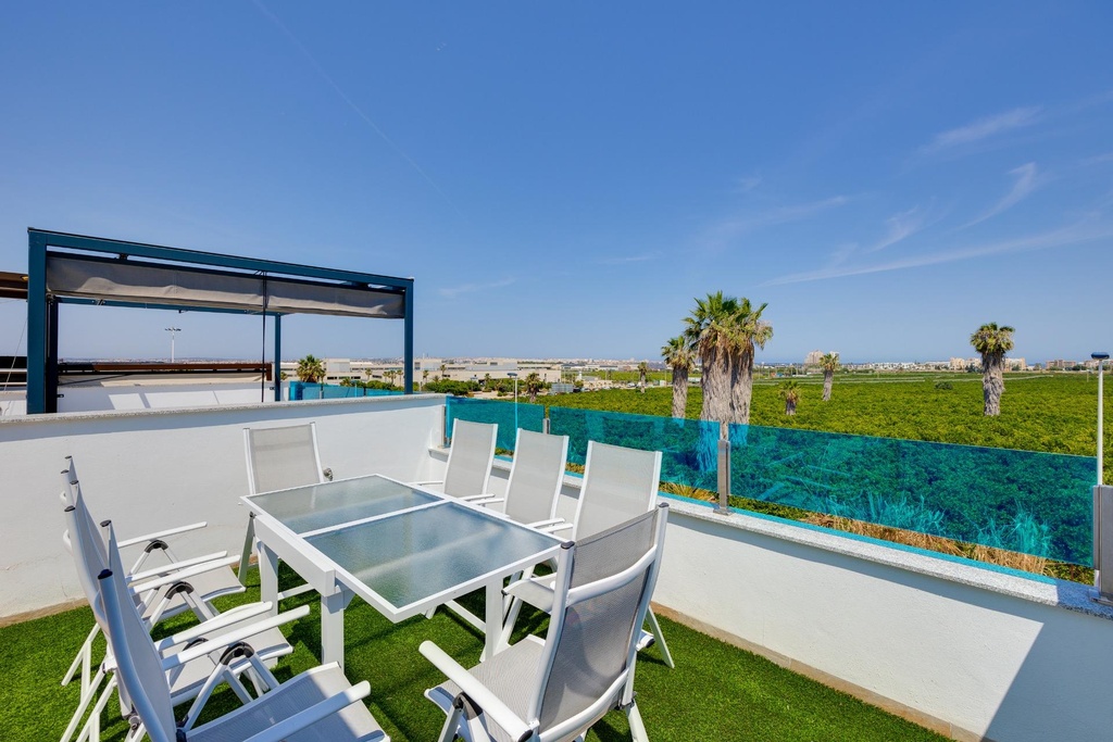 TORREVIEJA – Moderný 3-spálňový mestský dom pri mori od 315 000 € | 1,4 km od pláže, Bazén, Terasa
