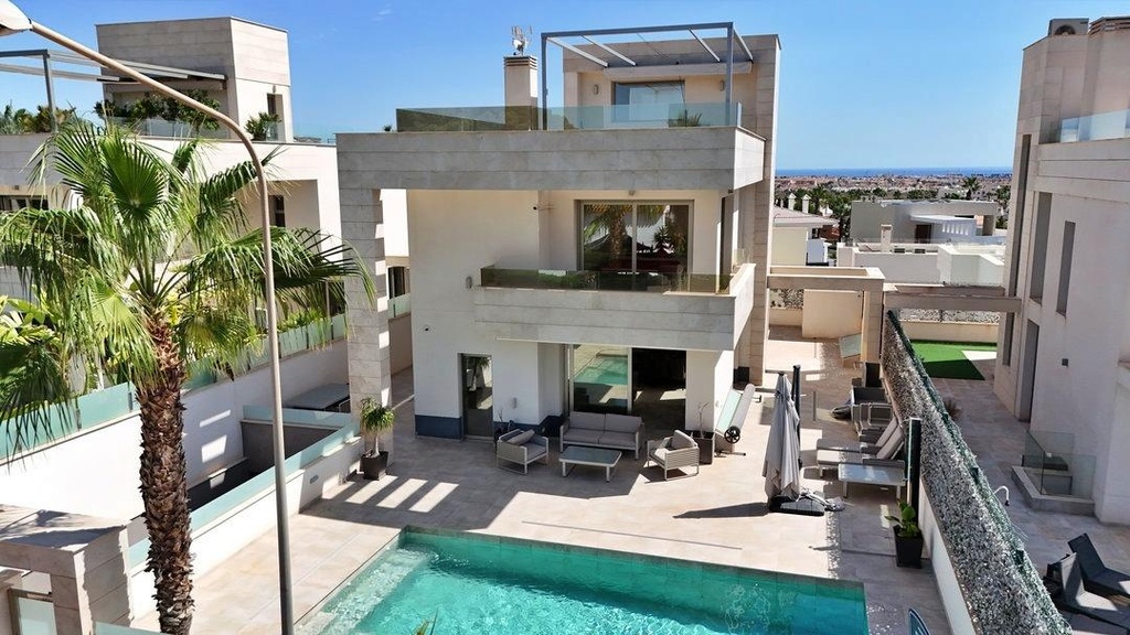 [second:51-502-11-1043] ORIHUELA COSTA – Luxusná 5-spálňová vila od 850 000 € | Bazén, Terasa, Parkovanie