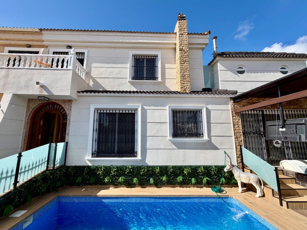 [second:53-502-11-1043] ORIHUELA COSTA – Moderný 4-spálňový Semi Detached pri mori od 430 000 € | 700 m od pláže, Bazén, Parkovanie