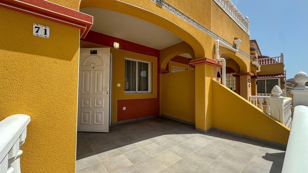 [second:216-456-11-919] ORIHUELA COSTA – 2-spálňový mestský dom od 255 000 € | Bazén, Terasa, Parkovanie