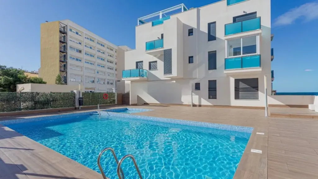 TORREVIEJA – Apartmán ako nový s garážou a bazénom, 1 spálňa, 49 m², centrum mesta